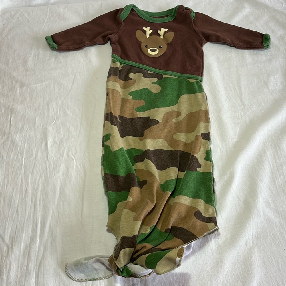 0-9M Izzy & Owie camouflage/deer baby nightgown